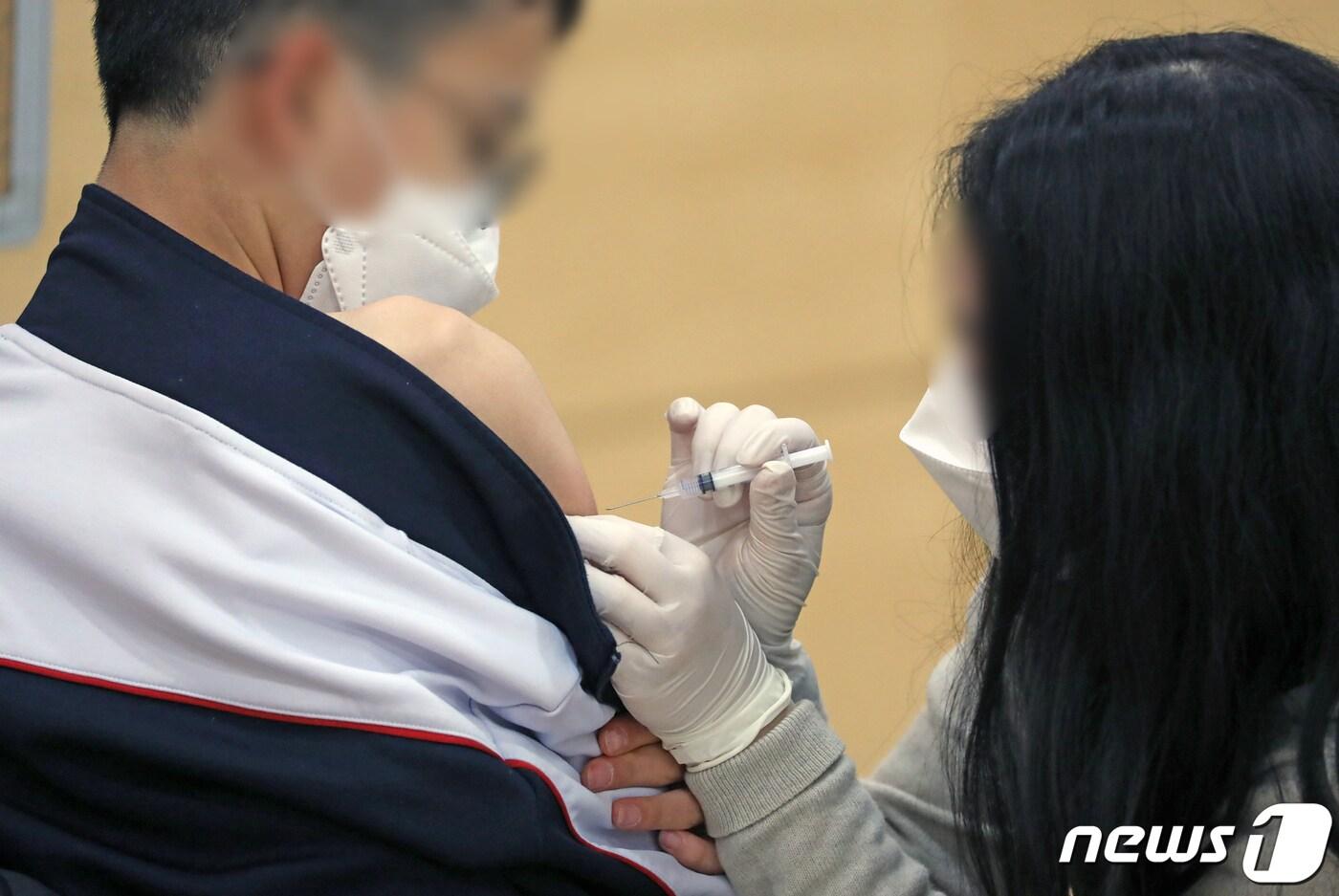 지난 12월20일 세종시에 위치한 찾아가는 백신접종 거점 학교에서 중학생이 코로나19 백신을 접종하고 있다. 2021.12.20/뉴스1 ⓒ News1 장수영 기자