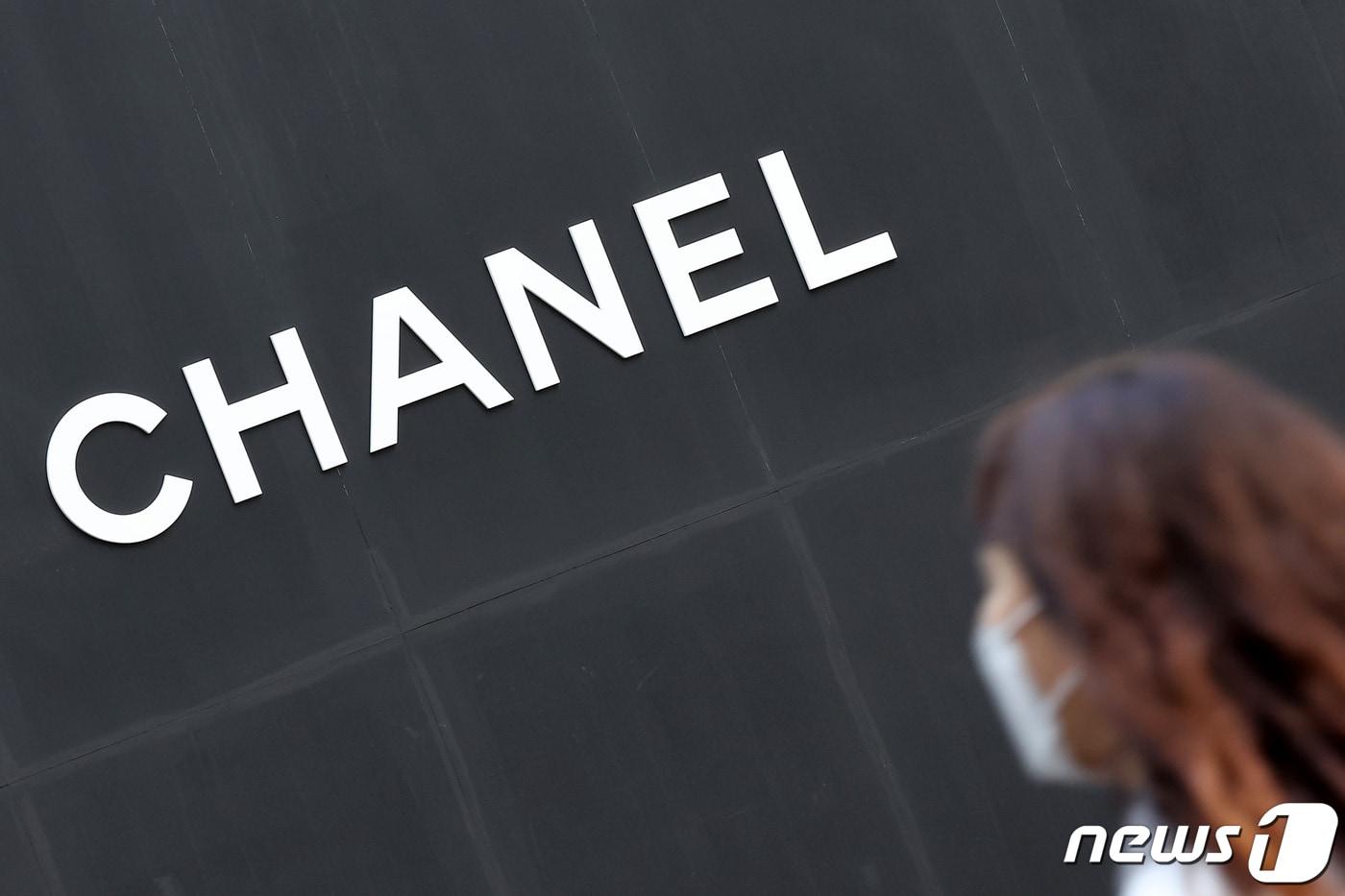본문 이미지 - 서울시내 설치된 샤넬 로고의 모습. 2021.12.20 ⓒ 뉴스1 조태형 기자