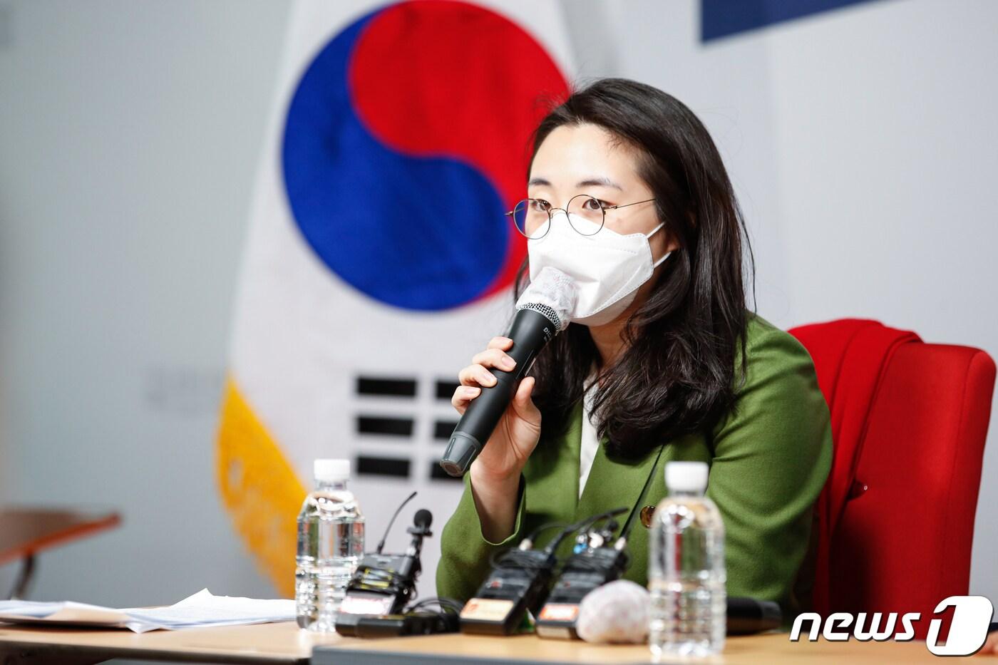 신지예 신임 국민의힘 새시대준비위원회 수석부위원장이 지난 20일 오후 서울 여의도 국민의힘 당사에서 기자간담회를 갖고 있다. 2021.12.20/뉴스1 ⓒ News1 이승배 기자