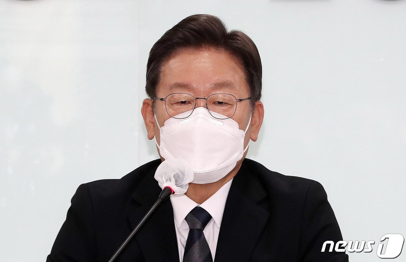 이재명 더불어민주당 대선 후보가 20일 오후 여의도 중소기업중앙회에서 열린 소상공인·자영업자 피해 단체와의 간담회에서 모두발언을 하고 있다. 2021.12.20/뉴스1 ⓒ News1 오대일 기자