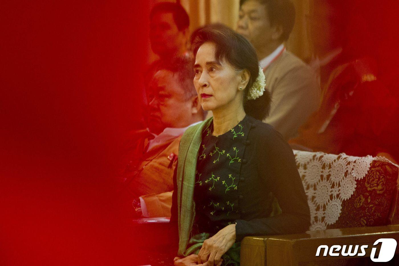 아웅산 수치가 지난 2015년 6월 20일 미얀마 전국민주연맹당 중앙위원회 회의에 참석하고 있다. ⓒ AFP=뉴스1 ⓒ News1 김지현 기자