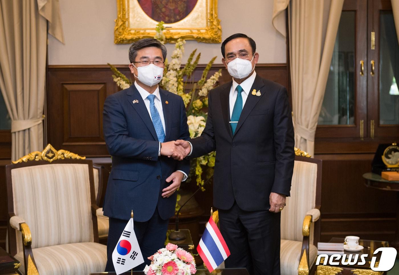 서욱 국방부 장관(왼쪽)과 쁘라윳 짠오차 태국 총리 겸 국방장관이 20일 태국 국방부에서 열린 한·태국 국방장관 회담에 앞서 악수하며 기념사진을 찍고 있다. (국방부 제공) 2021.12.20/뉴스1