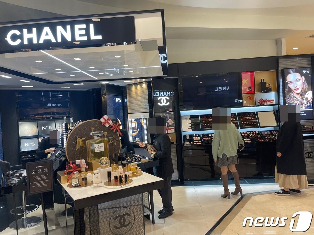 본문 이미지 - 20일 오전 11시쯤 방문한 샤넬 화장품 매장에서는 10여명의 고객들이 제품을 구매하기 위해 기다리고 있었다.(신민경 기자)ⓒ 뉴스1