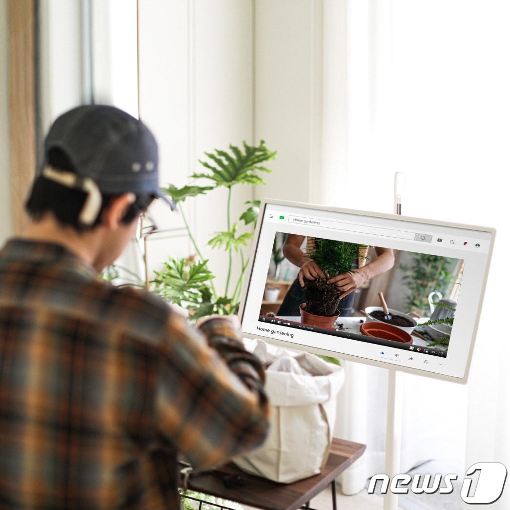 본문 이미지 - LG전자가 이달 홍콩을 시작으로 내달 싱가포르, 베트남 등 아시아 주요 국가로 LG 스탠바이미 해외 출시를 본격 확대한다. LG전자 모델이 LG 스탠바이미를 사용하고 있다. (LG전자 제공)ⓒ 뉴스1