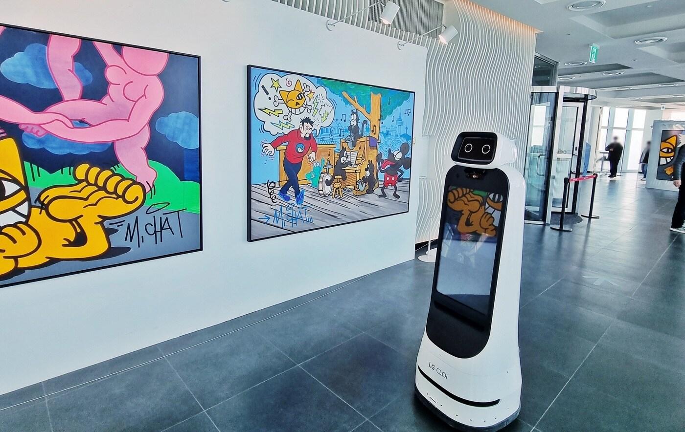 본문 이미지 - 풀무원푸드앤컬처는 '부산엑스더스카이(BUSAN X the SKY)'에 AI 안내로봇 'LG 클로이 가이드봇'을 운영한다고 21일 밝혔다. ⓒ 뉴스1