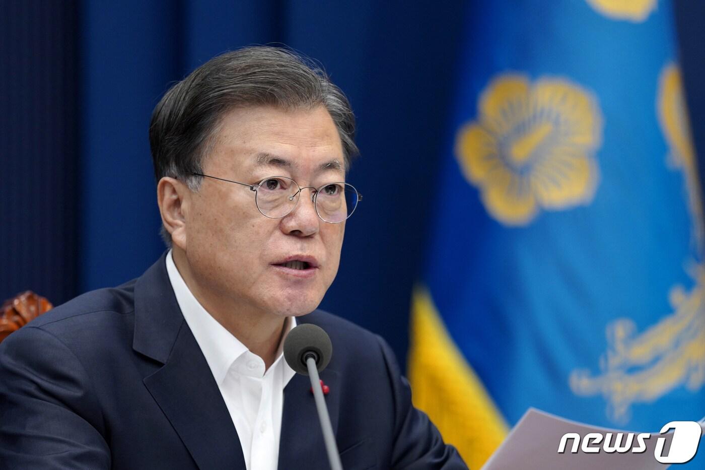 본문 이미지 - 문재인 대통령이 21일 청와대 여민관에서 열린 영상국무회의에서 발언하고 있다. 2021.12.21/뉴스1 ⓒ News1 이광호 기자