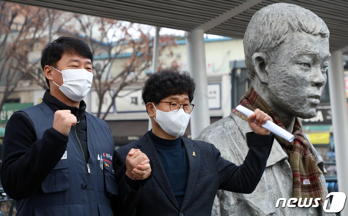 본문 이미지 - 한상균 노동자 대통령 후보(오른쪽)가 21일 서울 종로구 전태일 다리에서 출마선언 기자회견을 하고 있다. 왼쪽은 양경수 민주노총위원장. 2021.12.21/뉴스1 ⓒ News1 김명섭 기자
