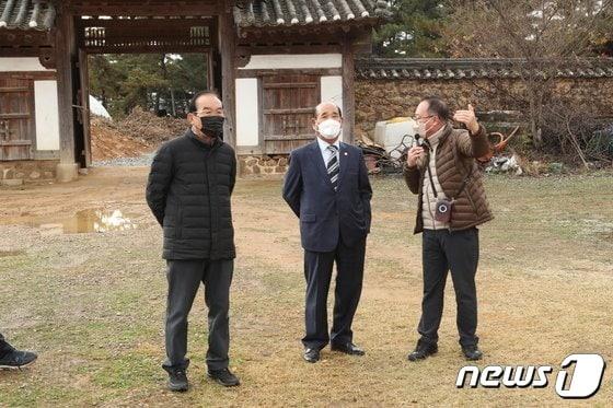 본문 이미지 - 정상혁 보은군수와 손진우 성균관장(가운데)이 충북 보은 소재 우당고택을 둘러보고 있다. ⓒ 뉴스1