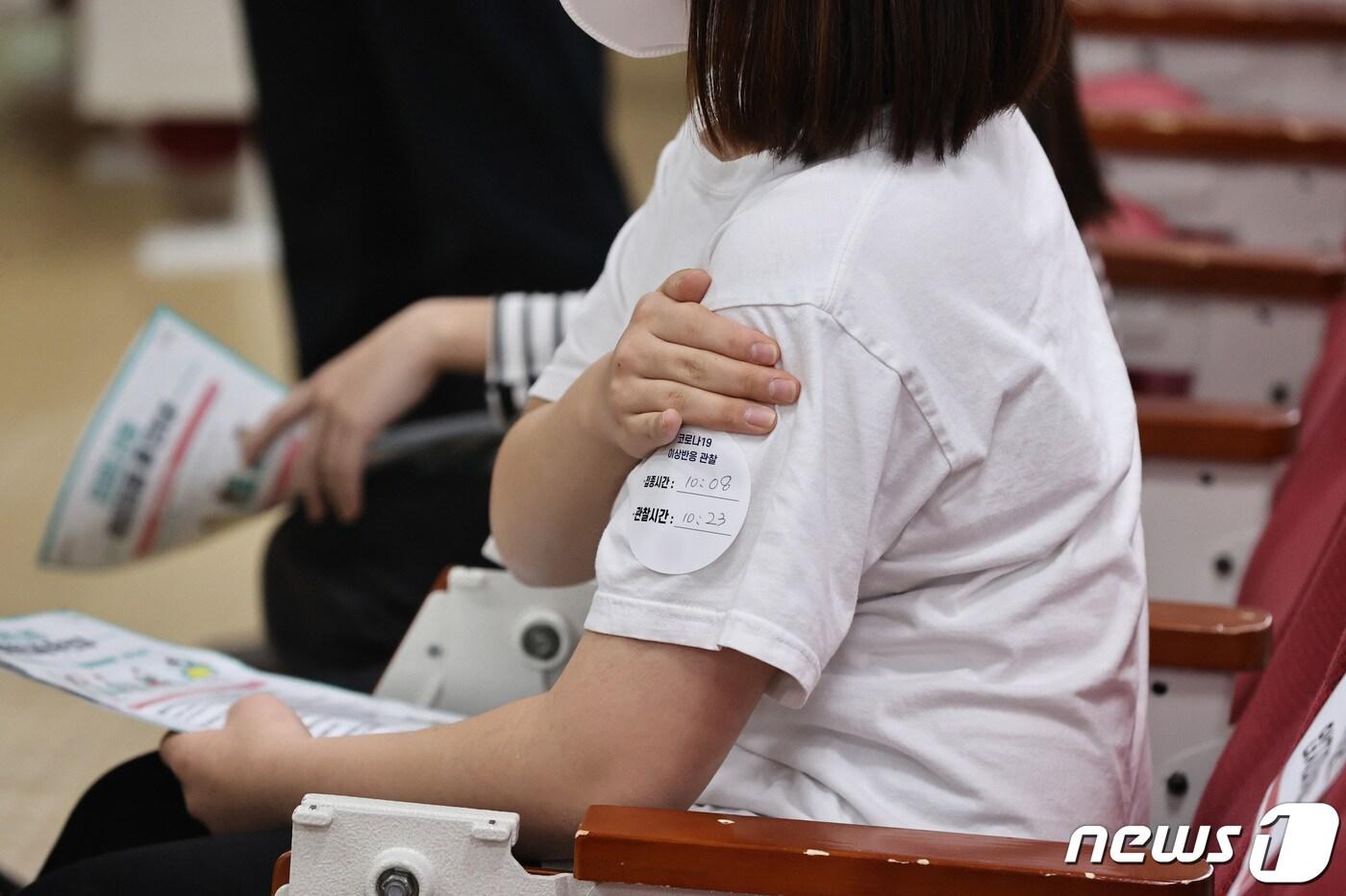본문 이미지 - 경기도 한 학교에서 학생들이 화이자 백신 접종 후 이상반응 여부를 관찰하기 위해 대기하고 있다./뉴스1 ⓒ News1 김영운 기자