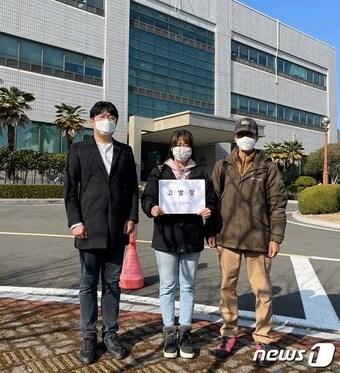 본문 이미지 - 동물복지단체 비글구조네트워크가 동물복지법 위반 혐의 등으로 경남 고성군수와 군의원 11명을 창원지방검찰청 통영지청에 고발했다. ⓒ 뉴스1