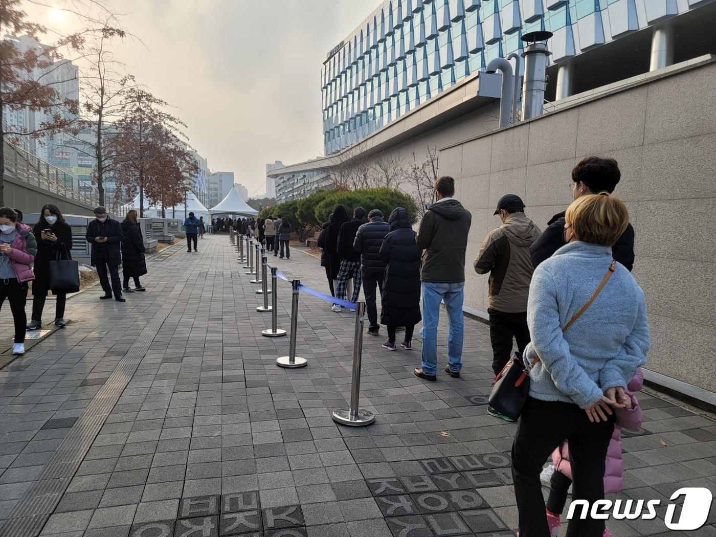 본문 이미지 - 세종시청 앞에 마련된 선별진료소에 시민들이 코로나19 검사를 받기 위해 줄을 서 기다리고 있다. ⓒ 뉴스1
