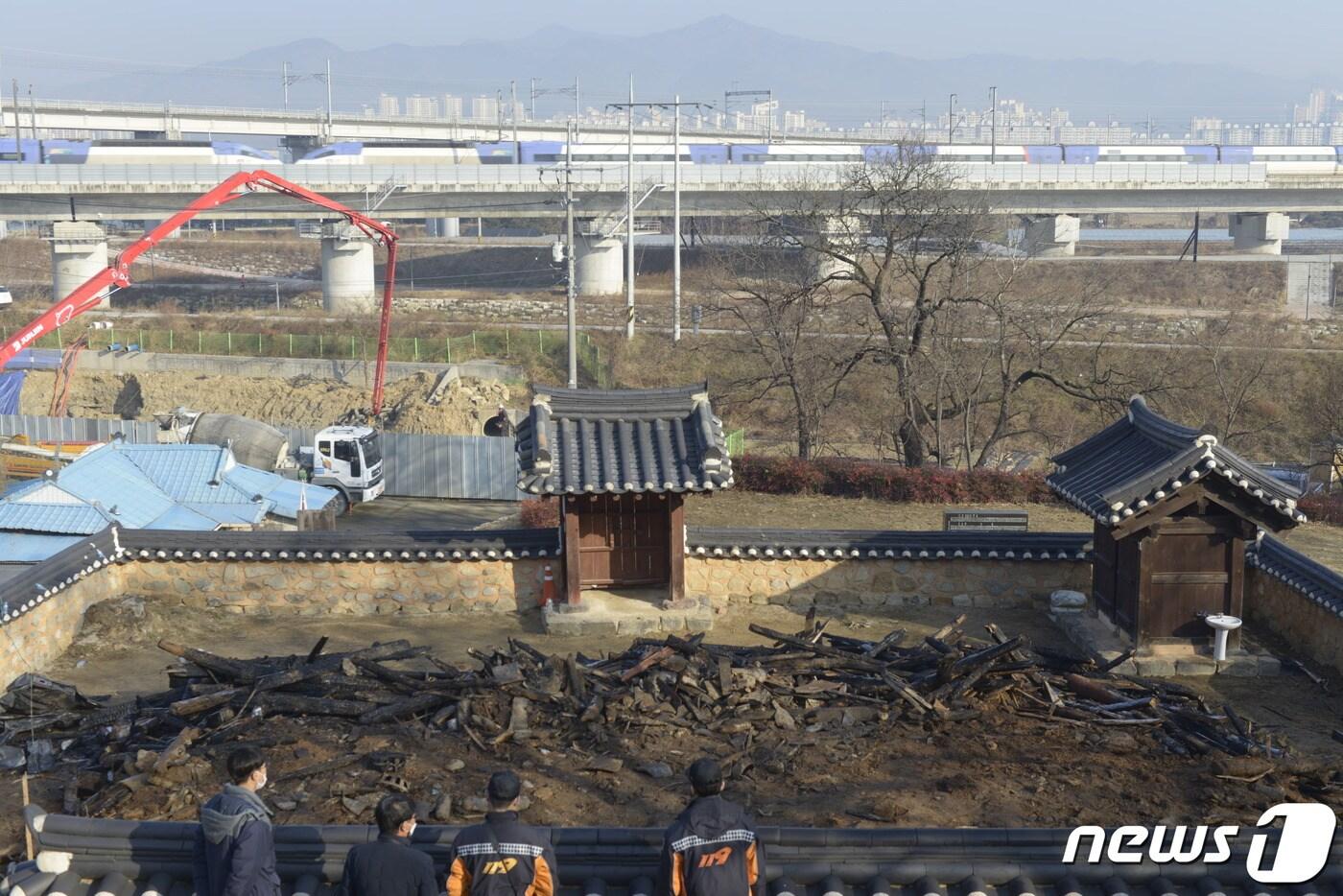 본문 이미지 - 지난 20일 새벽 대구 수성구 성동 고산서당에서 불이 나 본당건물이 모두 탔다. 2021.12.21ⓒ 뉴스1/이성덕 기자