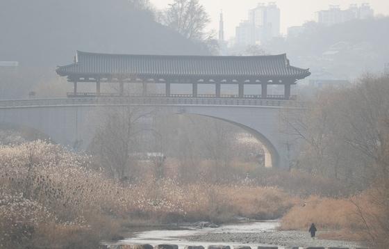 본문 이미지 - 전북 전주지역의 미세먼지와 초미세먼지 농도가 '나쁨' 수준을 보인 전북 전주시 오목교에서 바라본 남천교 뒤로 도심이 뿌옇게 보인다. 2021.12.21/뉴스1 ⓒ News1 유경석 기자