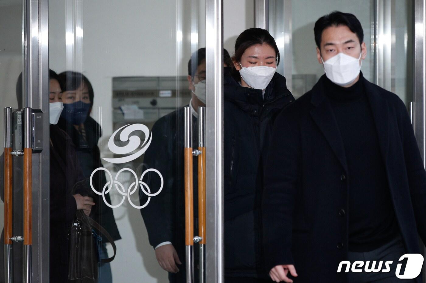 쇼트트랙 국가대표 심석희가 21일 오후 서울 송파구 대한빙상경기연맹 회의실에서 열린 스포츠공정위원회(상벌위원회)에 출석해 소명을 마친 뒤 차량으로 이동하고 있다. 2021.12.21/뉴스1 ⓒ News1 안은나 기자