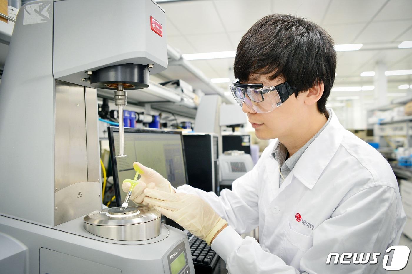 LG화학 연구원이 필러의 물성을 분석하고 있다. ⓒ 뉴스1