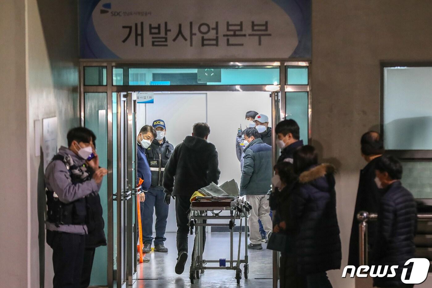 성남 대장동 개발사업의 실무 책임을 맡았던 김문기 성남도시개발공사 개발1처장이 숨진 채 발견됐다.  21일 오후 김 처장이 발견된 경기 성남도시개발공사 개발사업본부 사무실로 구급용 이동 침대가 들어가고 있다. 2021.12.21/뉴스1 ⓒ News1 민경석 기자