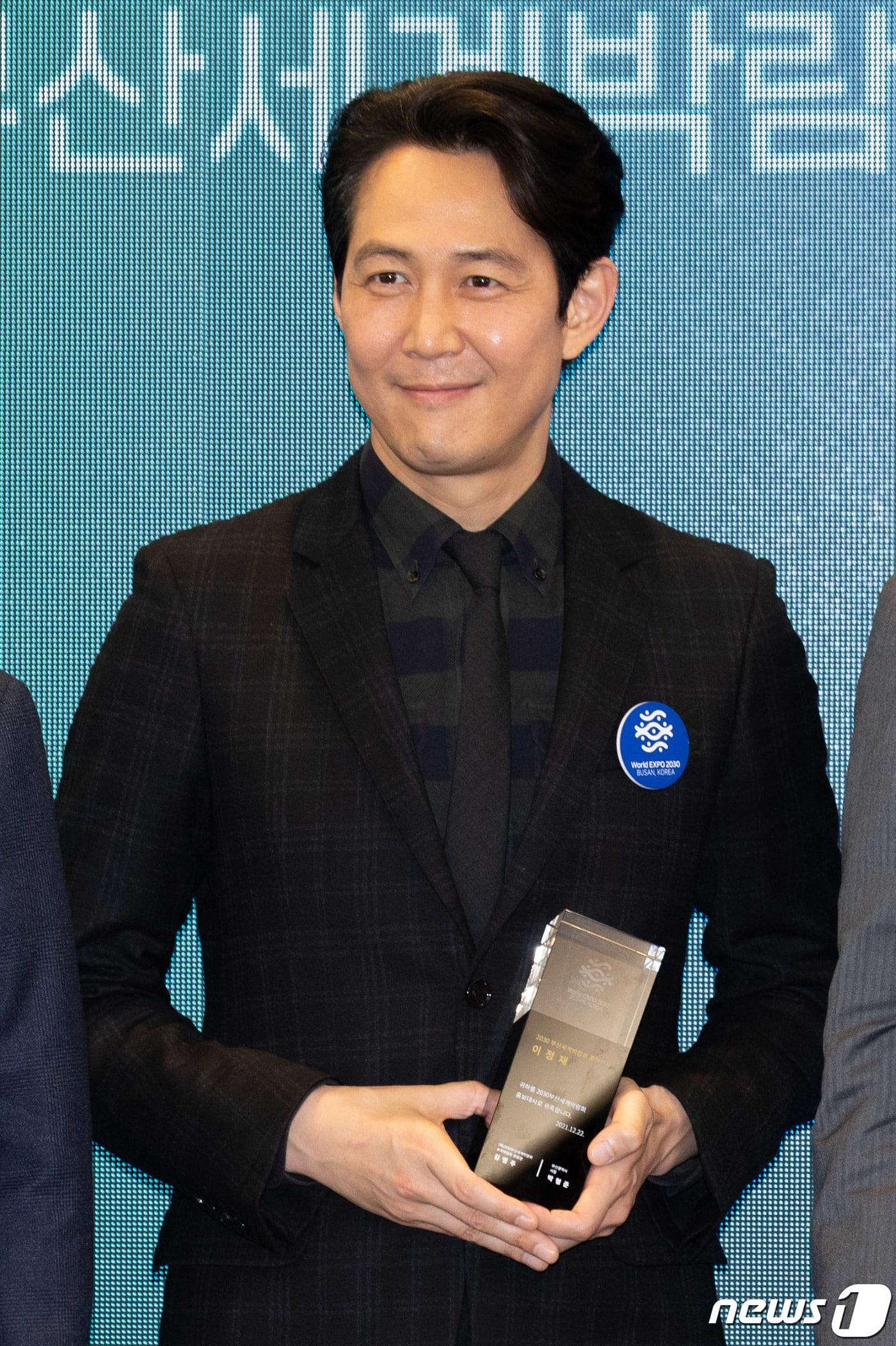 본문 이미지 - 배우 이정재가 22일 오전 서울 중구 롯데호텔에서 열린 2030 부산 세계박람회 홍보대사 위촉식에서 기념촬영을 하고 있다. 2021.12.22/뉴스1 ⓒ News1 