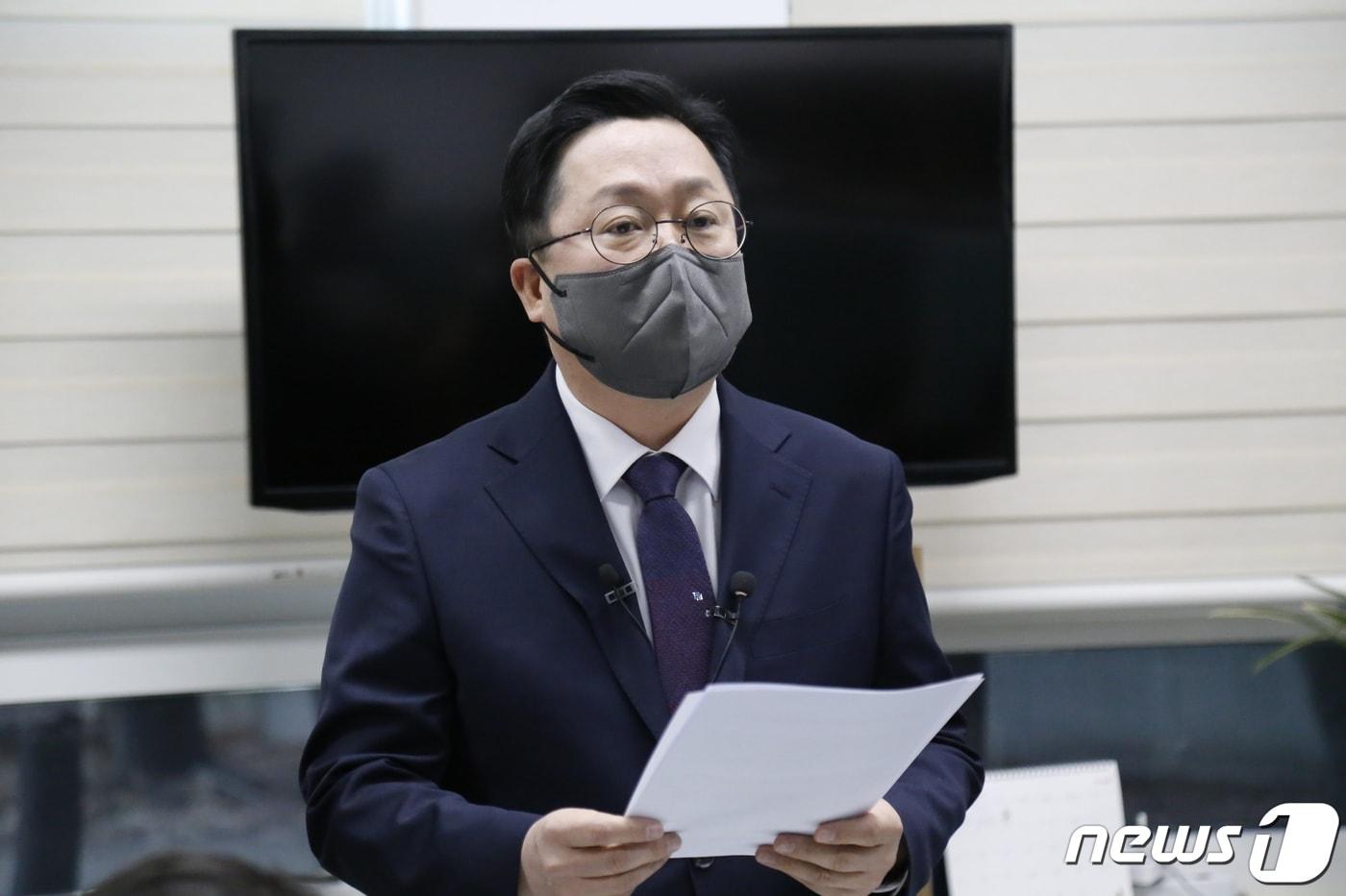 본문 이미지 - 국민의힘 윤석열 대선 후보 중앙선대위 조직총괄부본부장을 맡고 있는 이장우 전 국회의원이 22일 대전시의회 기자실에서 기자간담회를 열고 대전시정을 비판하고 있다.ⓒ 뉴스1