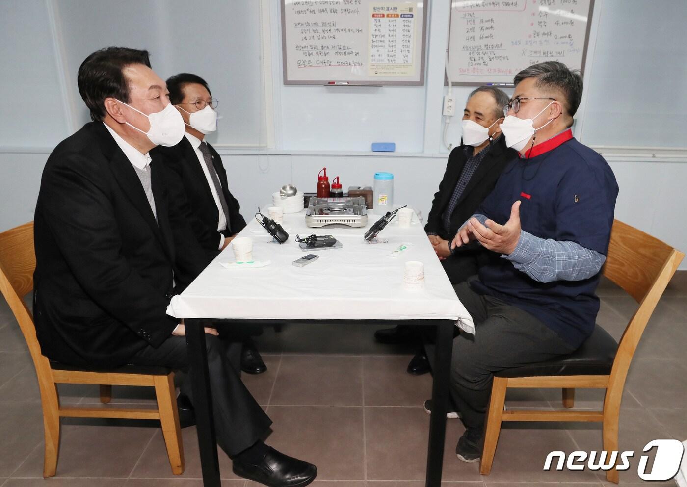 윤석열 국민의힘 대선 후보가 22일 오후 전북 군산에서 횟집을 운영 중인 함운경 씨(오른쪽)와 만찬에 앞서 면담하고 있다. 2021.12.22/뉴스1 ⓒ News1 구윤성 기자