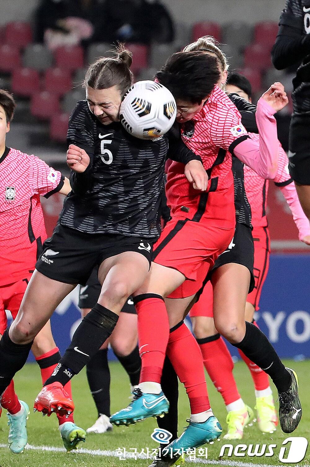 본문 이미지 - <이달의보도사진상 - 최우수상> 대한민국 여자축구대표팀 홍혜지가 30일 오후 고양종합운동장에서 열린 대한민국과 뉴질랜드의 친선경기 2차전에서 치열한 볼다툼을 하고 있다. 2021.11.30 <박지혜기자/ 뉴스1/ 한국사진기자협회 - 무단전재 재배포금지>