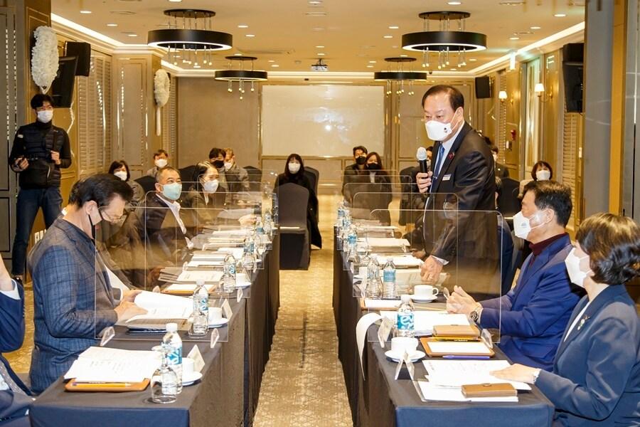 본문 이미지 - 유동균 마포구청장이 22일 열린 서울 도심 관광협의회 정기회의에서 도심 6구 관광 사업에 대해 언급하고 있다.(마포구 제공)ⓒ 뉴스1