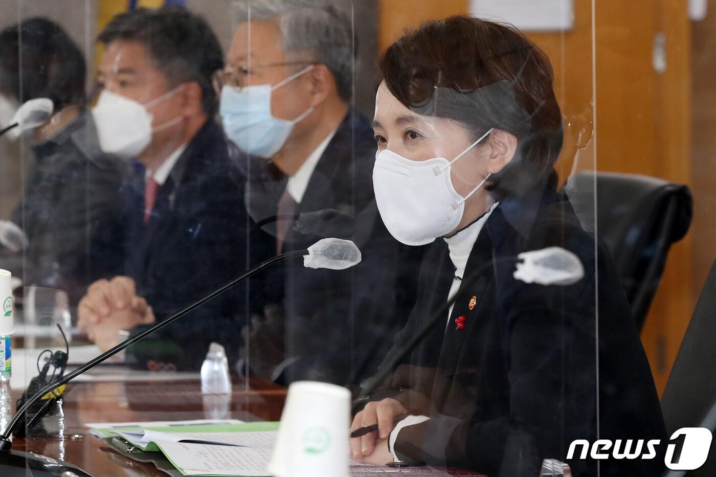 본문 이미지 - 유은혜 사회부총리 겸 교육부 장관이 23일 오전 서울 중구 한국장학재단 서울사무소에서 열린 '국립대병원장 간담회'에 참석해 신종 코로나바이러스 감염증(코로나19) 중증환자 치료병상 추가 확보 방안을 논의했다. 2021.12.23/뉴스1 ⓒ News1 민경석 기자