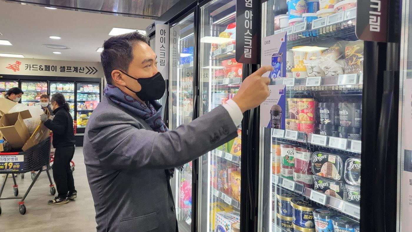 강성현 롯데마트 대표가 23일 오픈한 '제타플렉스'를 둘러보고 있다. ⓒ 뉴스1 이비슬 기자