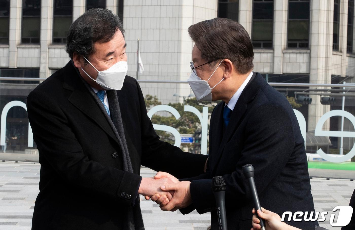 이재명 더불어민주당 대선후보와 이낙연 전 대표가 23일 중구 달개비 식당에서 열린 오찬 회동후 인사를 하고 있다. 2021.12.23/뉴스1 ⓒ News1 국회사진취재단