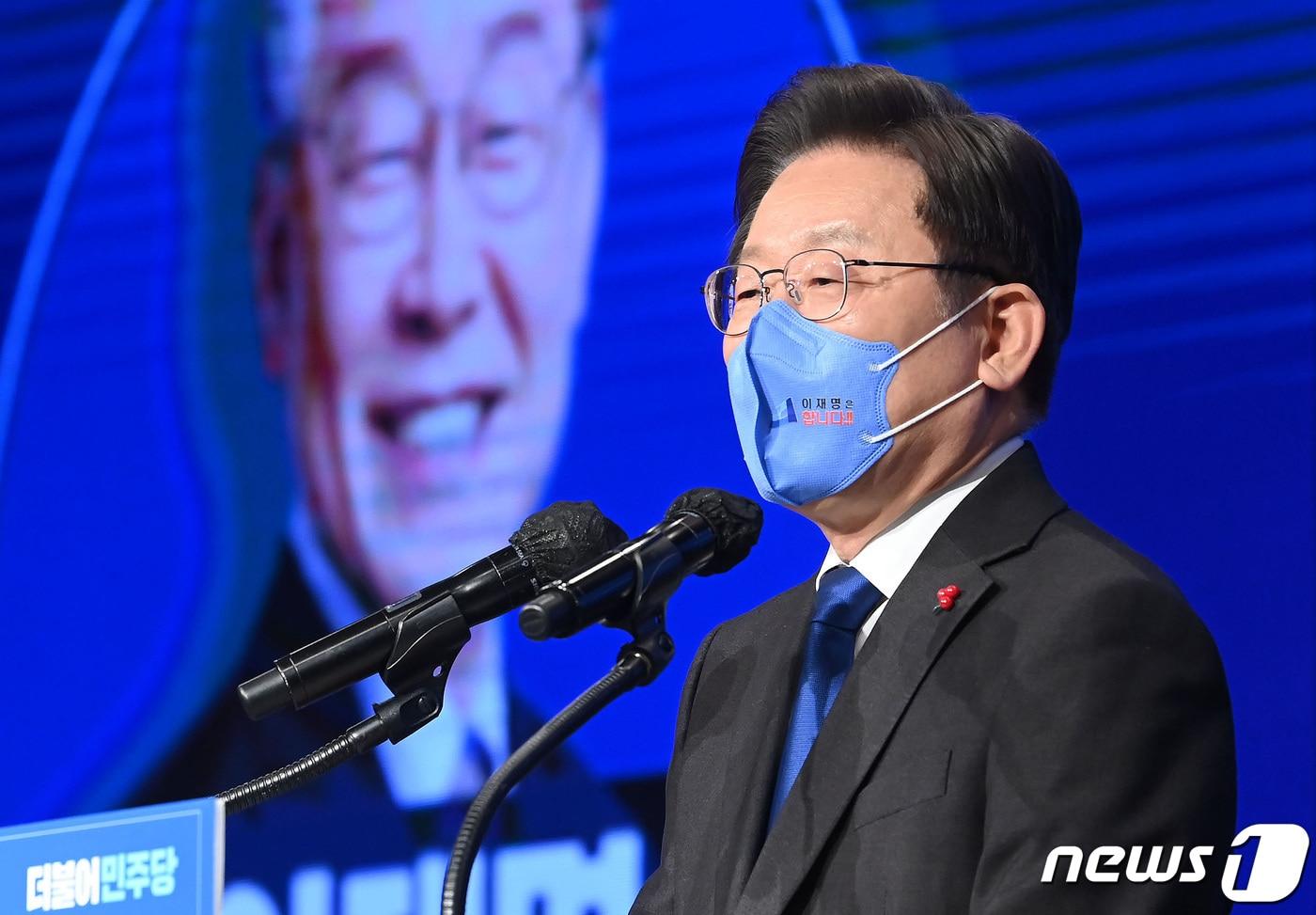 본문 이미지 - 이재명 더불어민주당 대선 후보가 23일 서울 여의도 중소기업중앙회에서 열린 대한민국 대전환 직능본부 출범식에서 축사를 하고 있다. 2021.12.23/뉴스1 ⓒ News1 이동해 기자