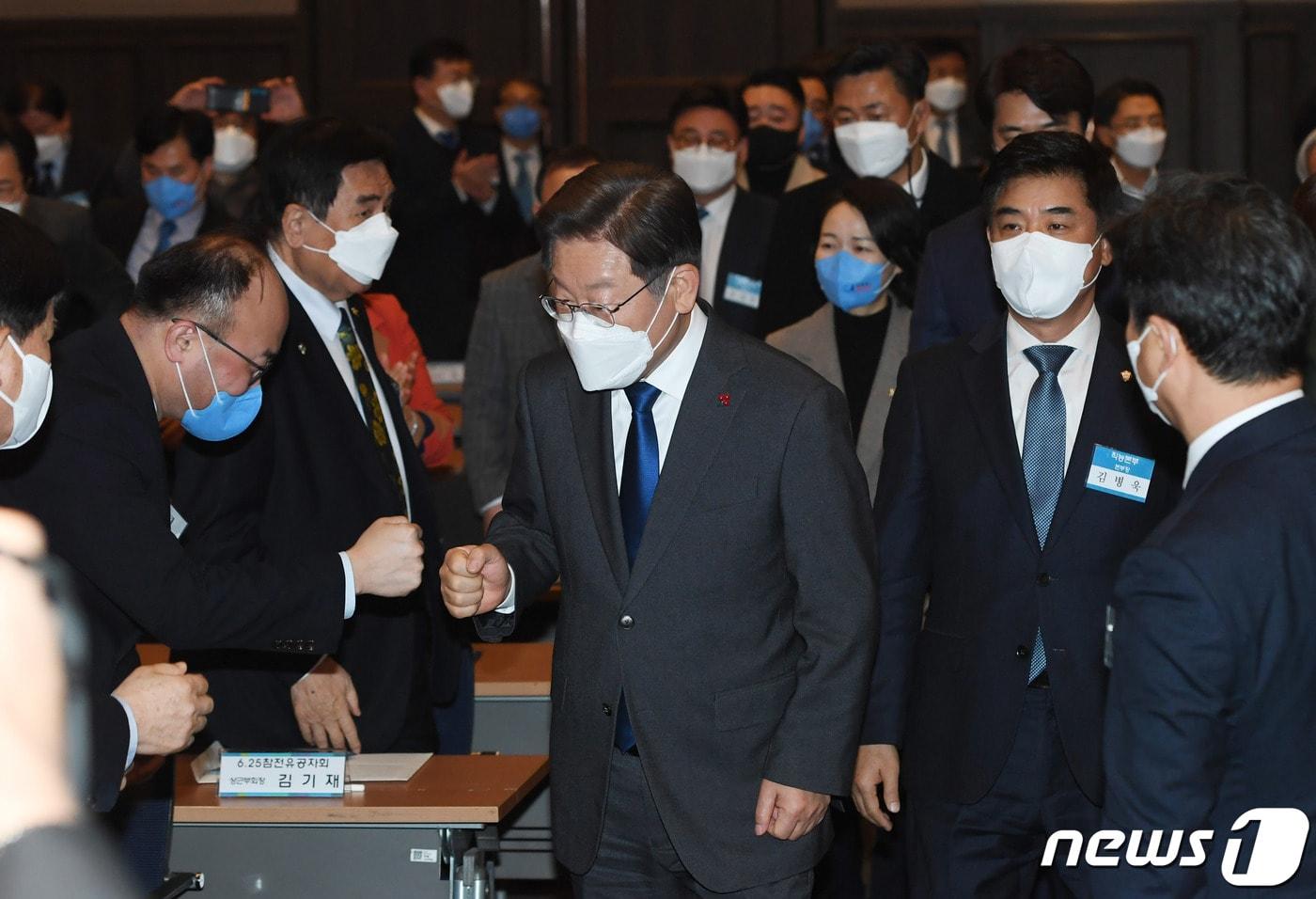 이재명 더불어민주당 대선후보가 23일 오후 서울 영등포구 여의도동 중소기업중앙회에서 열린 직능단체와 함께하는 대전환선대위 직능본부 발대식에서 참석자들과 인사하고 있다. 2021.12.23/뉴스1 ⓒ News1 국회사진취재단,이승배 기자