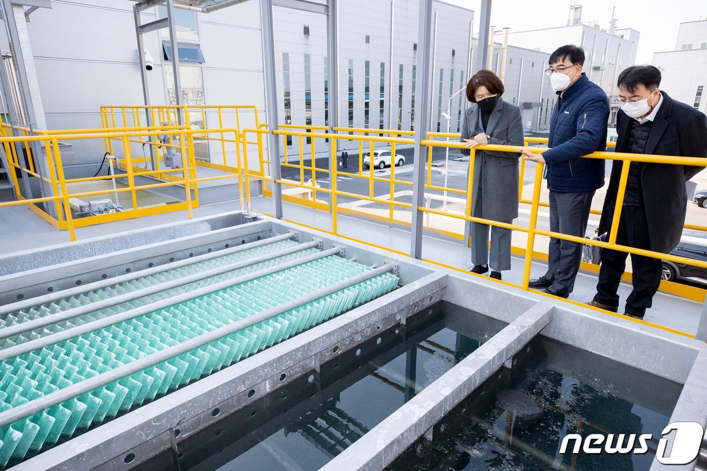 본문 이미지 - 경북도는 26일 포항 블루밸리국가산업단지에 전기차 사용후 배터리를 하루 150대 이상 평가하는 ‘전기차 배터리 자동평가센터’를 개관했다.사진은 폐배터리 재활용 처리시설 (환경부 제공. 재판매 및 DB 금지)/뉴스1