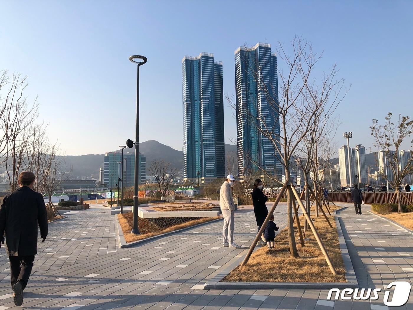 본문 이미지 - 부산항 북항 1단계 재개발사업이 시작된 지 13년 만에 친수공원 일부가 23일 시민에 개방된 가운데 이날 오후 시민들이 나들이를 즐기고 있다.2021.12.23/ⓒ 뉴스1 백창훈 기자
