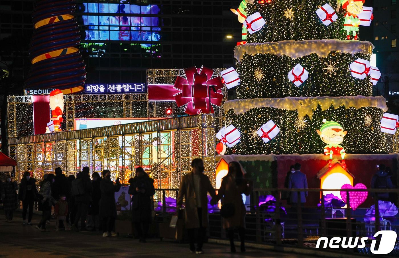 본문 이미지 - 성탄절을 이틀 앞둔 23일 오후 퇴근길 시민들이 서울 종로구 청계광장에 설치된 크리스마스 트리와 조명을 감상하고 있다. 2021.12.23/뉴스1 ⓒ News1 안은나 기자