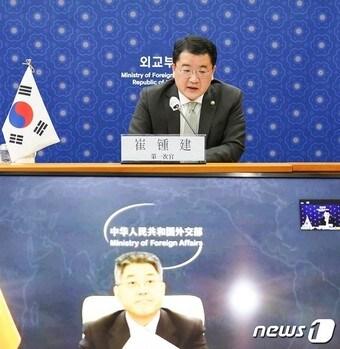 본문 이미지 - 최종건(사진 위) 외교부 1차관은 23일 러위청 중국 외교부 부부장과 화상으로 제9차 한중 외교차관 전략대화를 가졌다.(외교부 제공)ⓒ 뉴스1
