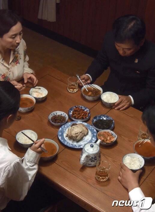 본문 이미지 - 단편 영화 '통일전야: 어느 저녁식사'의 포스터.ⓒ 뉴스1