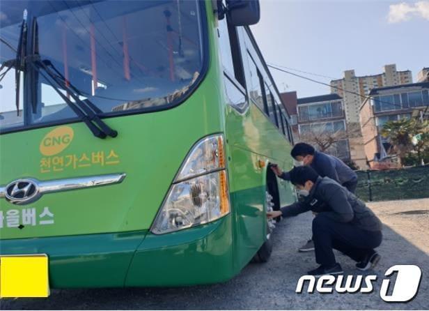 본문 이미지 - 부산시가 2021년 하반기 마을버스 안전관리 지도점검을 실시하고 있다.(부산시 제공)ⓒ 뉴스1