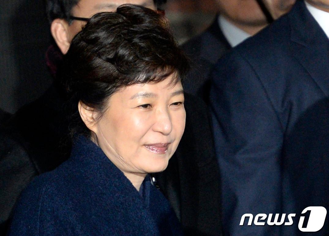 본문 이미지 - 지난 2017년 3월 청와대를 떠나 자택으로 향하는 박근혜 전 대통령의 모습.(뉴스1 DB) 2021.12.24/뉴스1