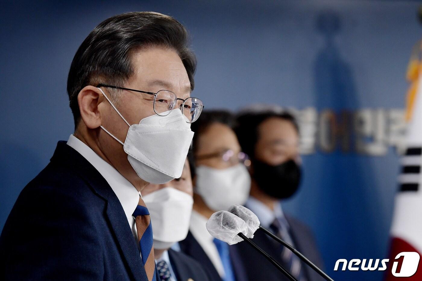 이재명 더불어민주당 대선 후보가 24일 오후 서울 여의도 중앙당사에서 '스마트강군, 선택적 모병제' 국방 정책 공약을 발표하고 있다. 이 후보는 "지금 우린 새로운 국가 위협과 인구절벽 현안에 맞서 새로운 안보의 방향성을 모색해야 한다＂며 무기체계를 첨단화한 스마트 강군 건설, 선택적 모병제 도입, 병사월급 최저임금 수준으로 인상, 장병 복무 여건 개선, 대통령 직속 국방혁신기구 설치 등을 공약했다. 2021.12.24/뉴스1 ⓒ News1 오대일 기자