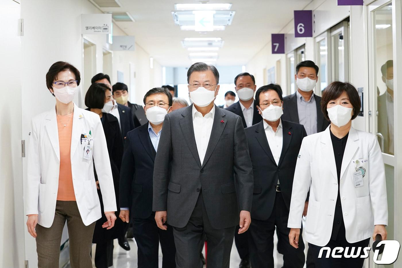 본문 이미지 - 문재인 대통령이 24일 서울 강서구 마곡동 이화여자대학교 의과대학 부속 서울병원을 방문해 병상을 둘러보고 있다. 2021.12.24/뉴스1 ⓒ News1 이광호 기자