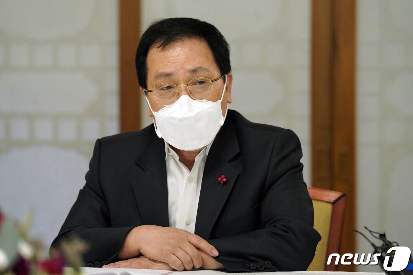 본문 이미지 - 유영민 대통령 비서실장이 서울 종로구 삼청동 총리공관에서 열린 병상확충 태스크포스(TF) 1차 회의에서 발언하고 있다.2021.12.24/뉴스1 ⓒ News1 이광호 기자