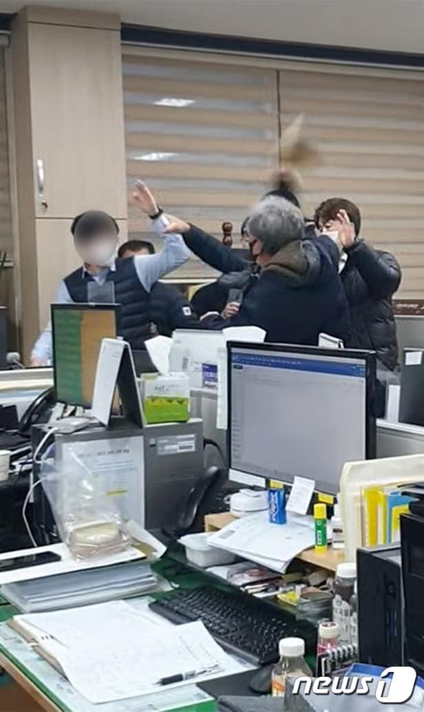 본문 이미지 - 24일 오후 5시쯤 경북 경주시청 한 사무실에서 60대 민원인이 공무원을 폭행하는 사건이 발생했다. 시청을 찾은 민원인이 공무원을 향해 물건을 던지고 있다.(독자제공)2021.12.24/ⓒ 뉴스1