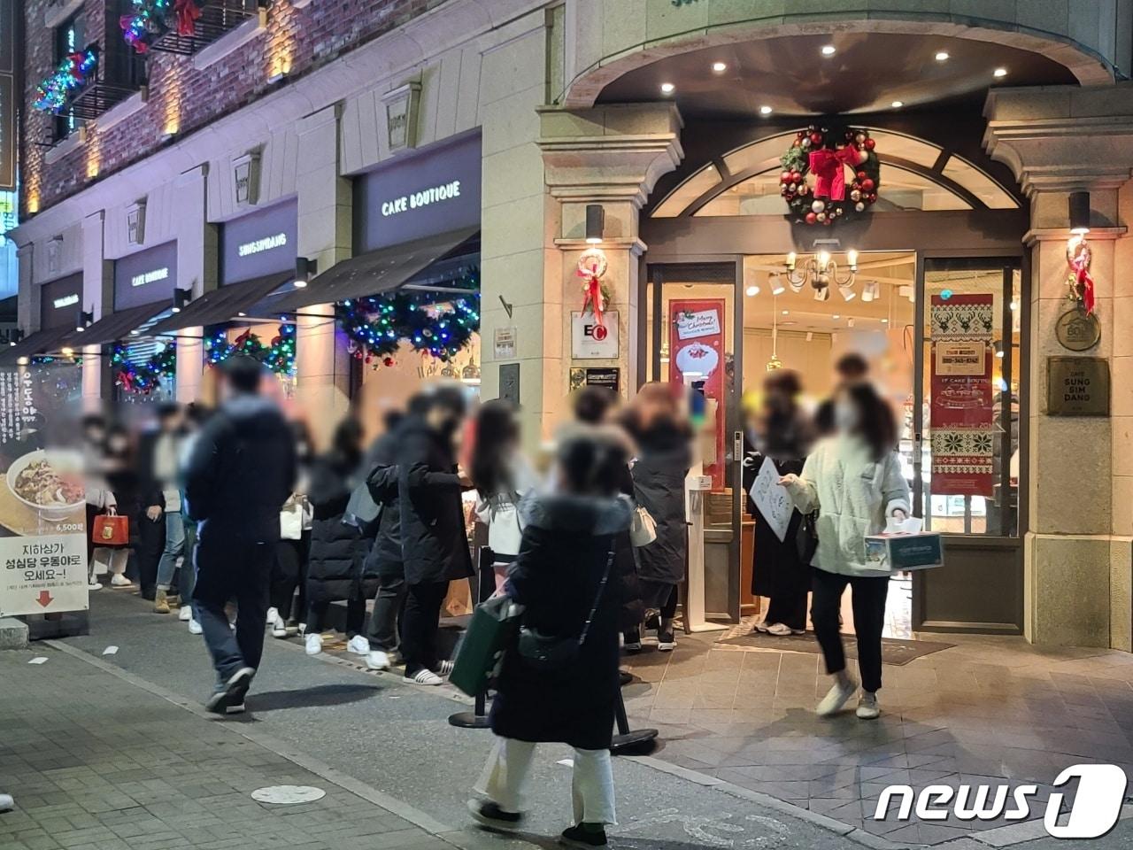 본문 이미지 - 강화된 사회적 거리두기 속 크리스마스 이브를 맞은 24일 밤 대전 중구 은행동 성심당 앞에 시민들이 줄지어 서있다. ⓒ 뉴스1