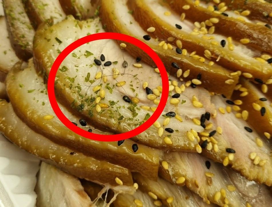 본문 이미지 - 모텔에서 족발을 주문한 손님이 털뭉치가 나왔다고 환불을 요구했다. ('아프니까 사장이다' 갈무리) ⓒ 뉴스1