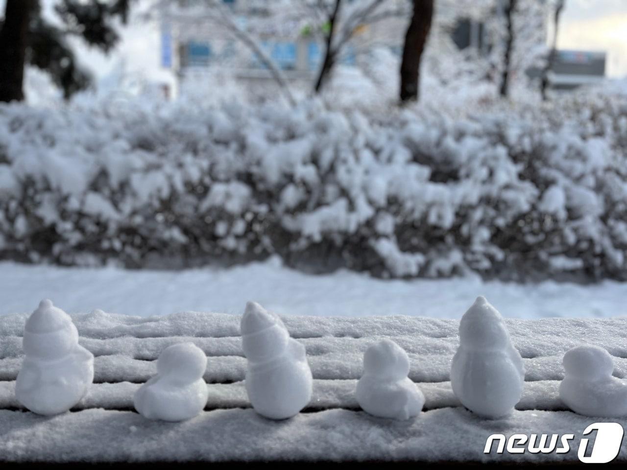 본문 이미지 - 강릉 찾아온 눈사람.&#40;뉴스1 DB&#41;ⓒ News1 윤왕근 기자