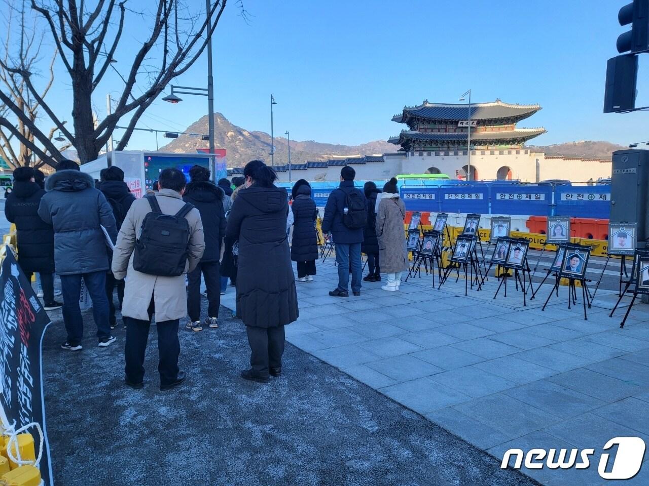 본문 이미지 - '코로나19 백신 피해자 가족협의회(코백회)'가 성탄절인 25일 서울 종로구 정부서울청사 앞에서 집회를 하고 있다. ⓒ 뉴스1