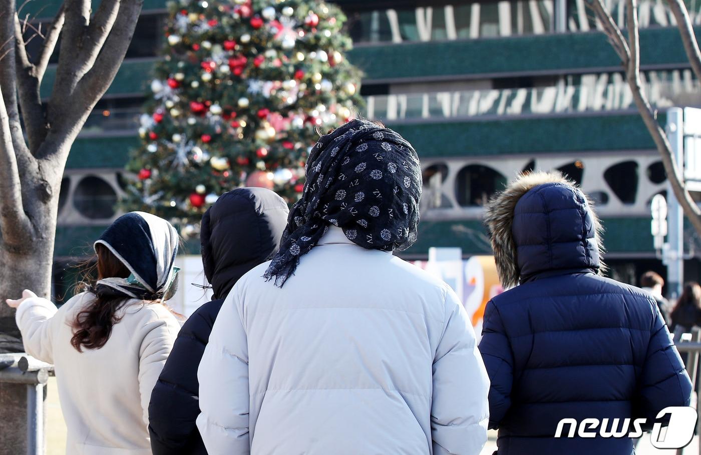 성탄 한파로 전국이 꽁꽁 얼어붙은 25일 오후 서울 중구 시청역 인근에서 시민들이 잔뜩 움츠린채 발걸음을 옮기고 있다. 2021.12.25/뉴스1 ⓒ News1 박지혜 기자