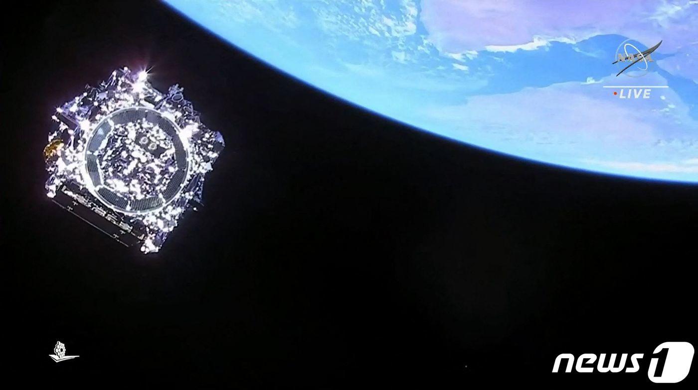 25일(현지시간) 프랑스령 키아나 쿠로우 우주센터에서 성공 발사된 제임스웹 우주망원경이 아리안5호 로켓에서 분리되고 있다. (NASA TV) ⓒ AFP=뉴스1 ⓒ News1 유승관 기자