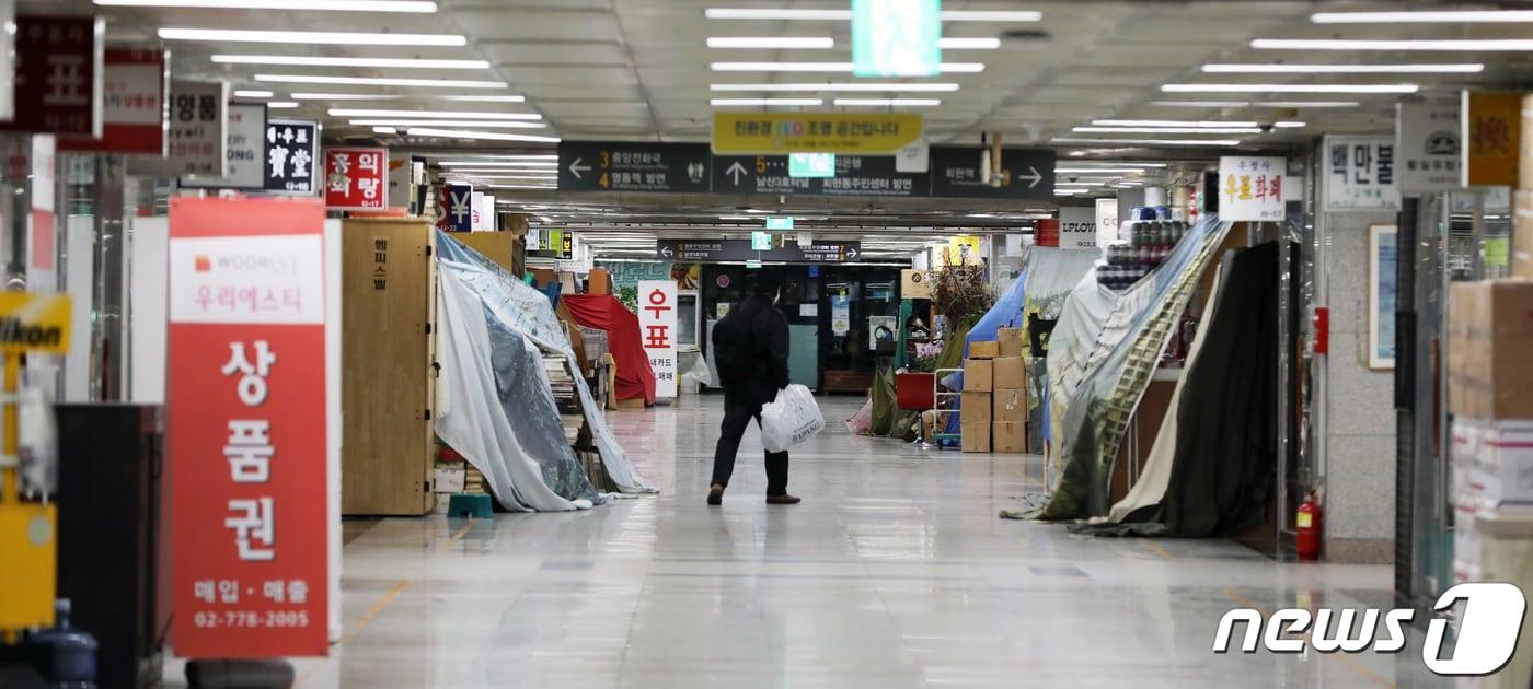 본문 이미지 - 26일 서울 중구 회현지하쇼핑센터가 한산하다. 2021.12.26/뉴스1 ⓒ News1 황기선 기자