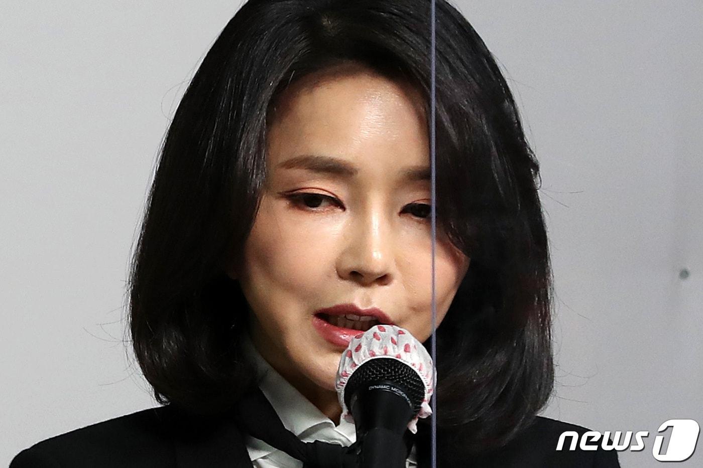 윤석열 국민의힘 대선 후보의 배우자 김건희씨가 26일 오후 서울 여의도 국민의힘 당사에서 허위경력 의혹 등에 대한 입장문 발표를 하고 있다. 2021.12.26/뉴스1 ⓒ News1 이동해 기자