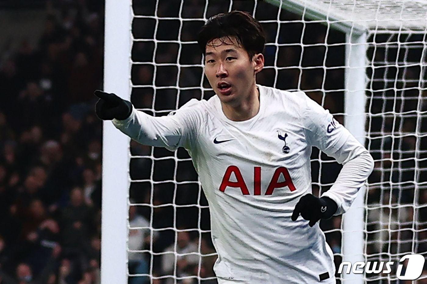 토트넘의 손흥민이 26일(현지시간) 영국 런던의 토트넘 홋스퍼 스타디움에서 열린 프리미어리그(EPL) 크리스탈 팰리스와 경기서 4경기 연속골인 리그 8호 골을 터트리고 세리머니를 하고 있다. 2021.12.27/뉴스1 ⓒ AFP=뉴스1 